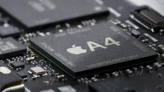 Photo of an Apple A4 chip on a circuit board of an iPad