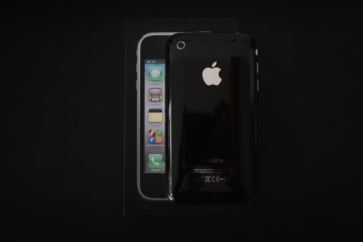 Picture showing an old black iPhone from the front and back